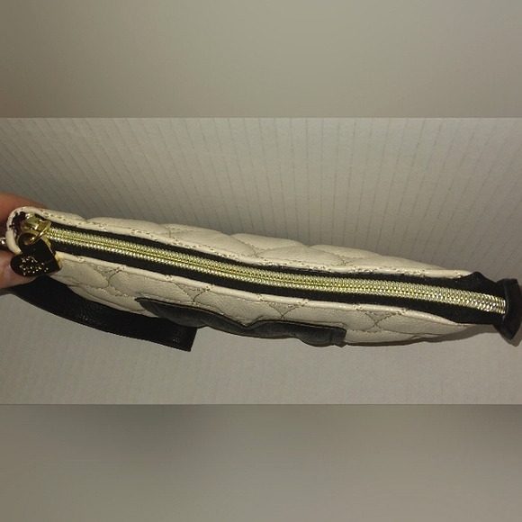 ★Brand New★BETSEY JOHNSON Large Quilted Hearts "M" initial Wristlet★Rare★ - Picture 7 of 16